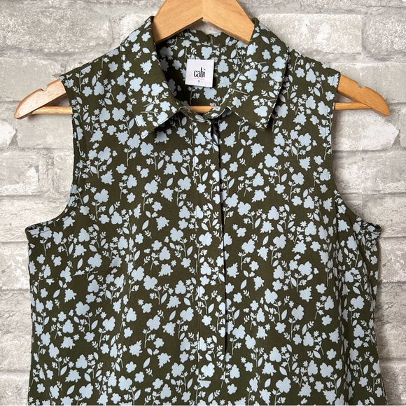Cabi Women's Small. Floral. Sleeveless Blouse. Collared. Lightweight. 1/2 Button - Picture 3 of 7